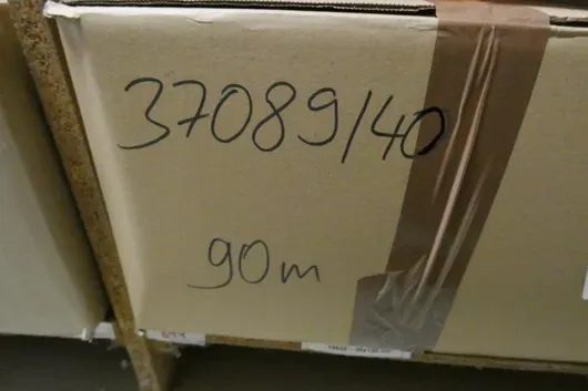 1 adet perde kutusu, üzerinde miktar yazılı