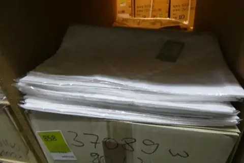 صندوق ستائر واحد مع الكمية المدونة عليه