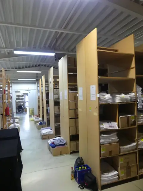 12 hyllyä, kussakin 10 lokeroa, ilman sisältöä