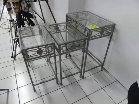 3 adet konsol masa