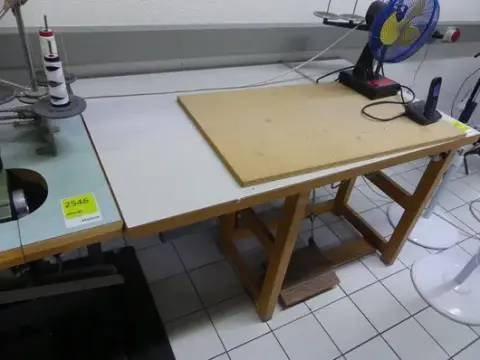 Dikiş makinesi masası, içeriksiz