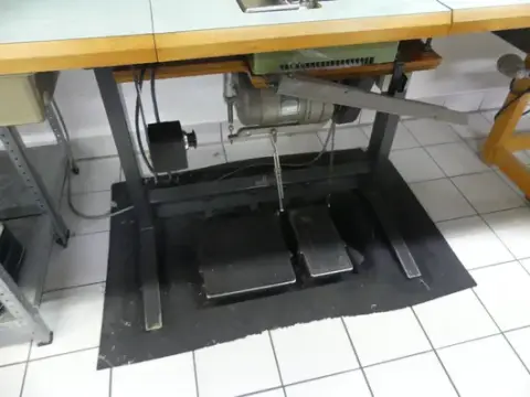 Stol za šivaći stroj, sa šivaćim strojem Adler