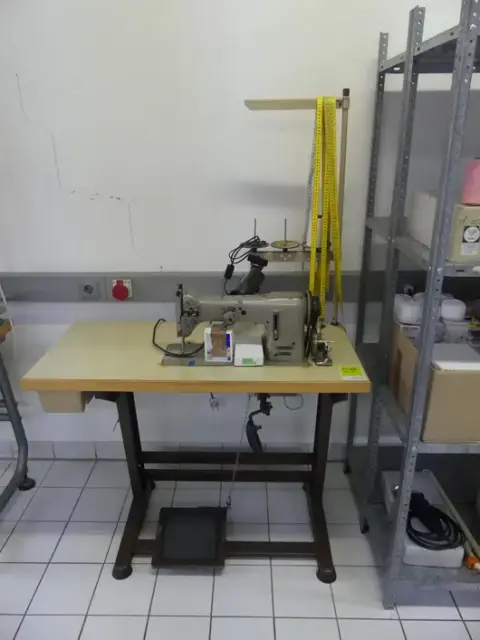 Stol za šivaći stroj, sa šivaćim strojem Pfaff