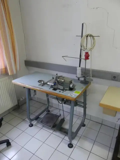 Stol za šivaći stroj, sa šivaćim strojem S.p.A.V Rimoldi & C. Milano