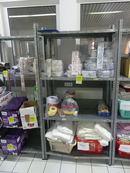 Lot accesorii pentru mașini de cusut, resturi de material
