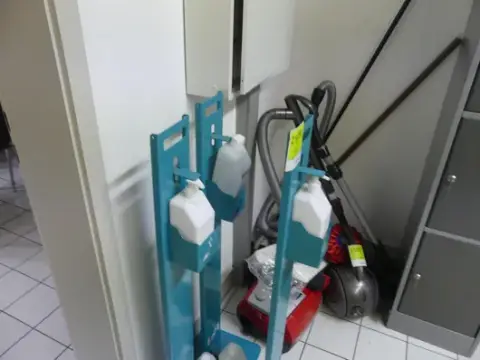 3 db fertőtlenítőállvány lábpedállal