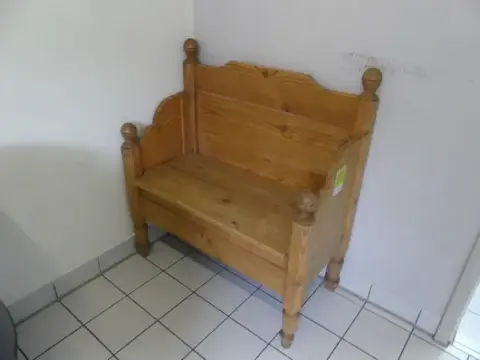 Sırtlıklı ahşap bank
