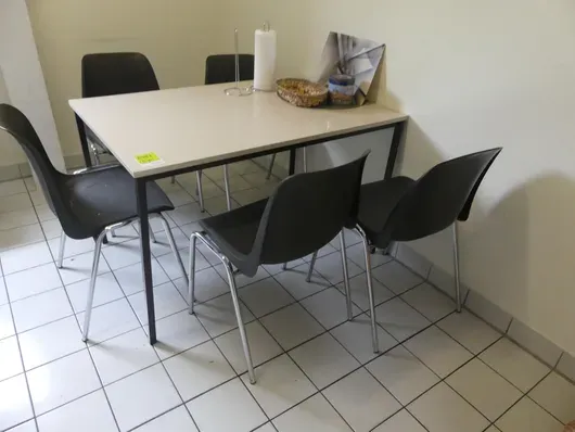 Mesa con 5 sillas de visitante, sin contenido