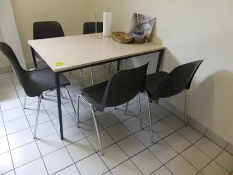 Tavolo con 5 sedie per visitatori, senza contenuto