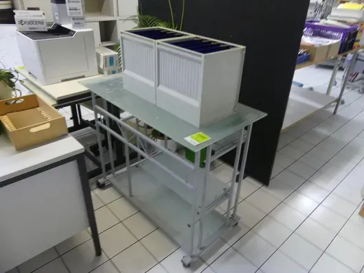Cam masa, içerikli