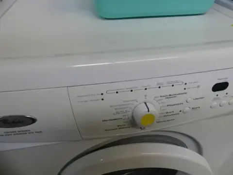 Lavadora Whirlpool con accesorios