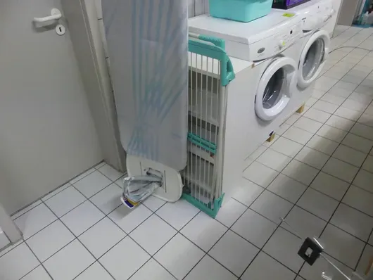 熨衣板，带晾衣架和搁架，白色