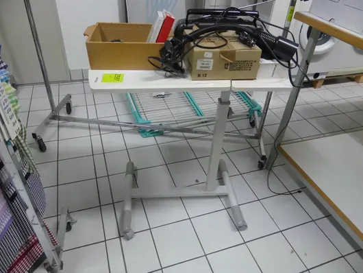 Sofabord, højdejusterbart, med indhold (teknik og diverse)