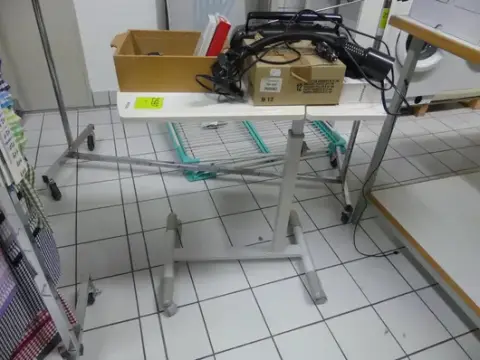 Tavolino laterale, regolabile in altezza, con contenuto (tecnica e vario)