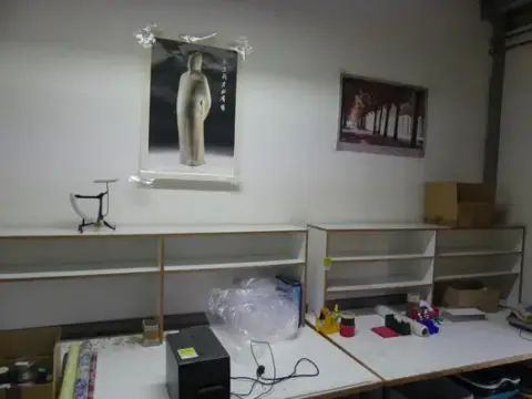 2个货架，不含桌子