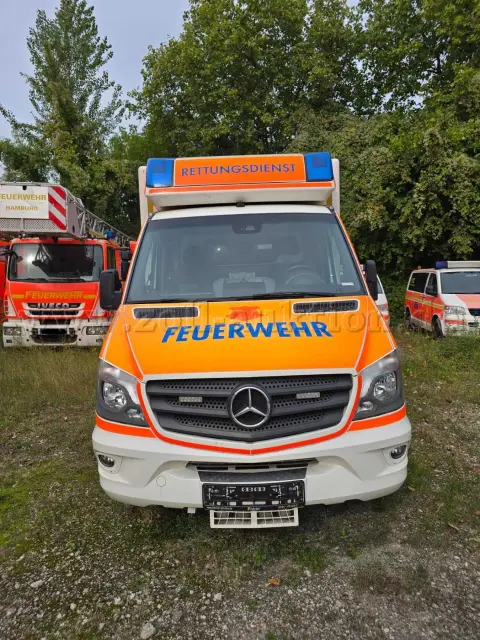 1 辆 Mercedes Benz Sprinter 救护车车厢版（HH-2778）