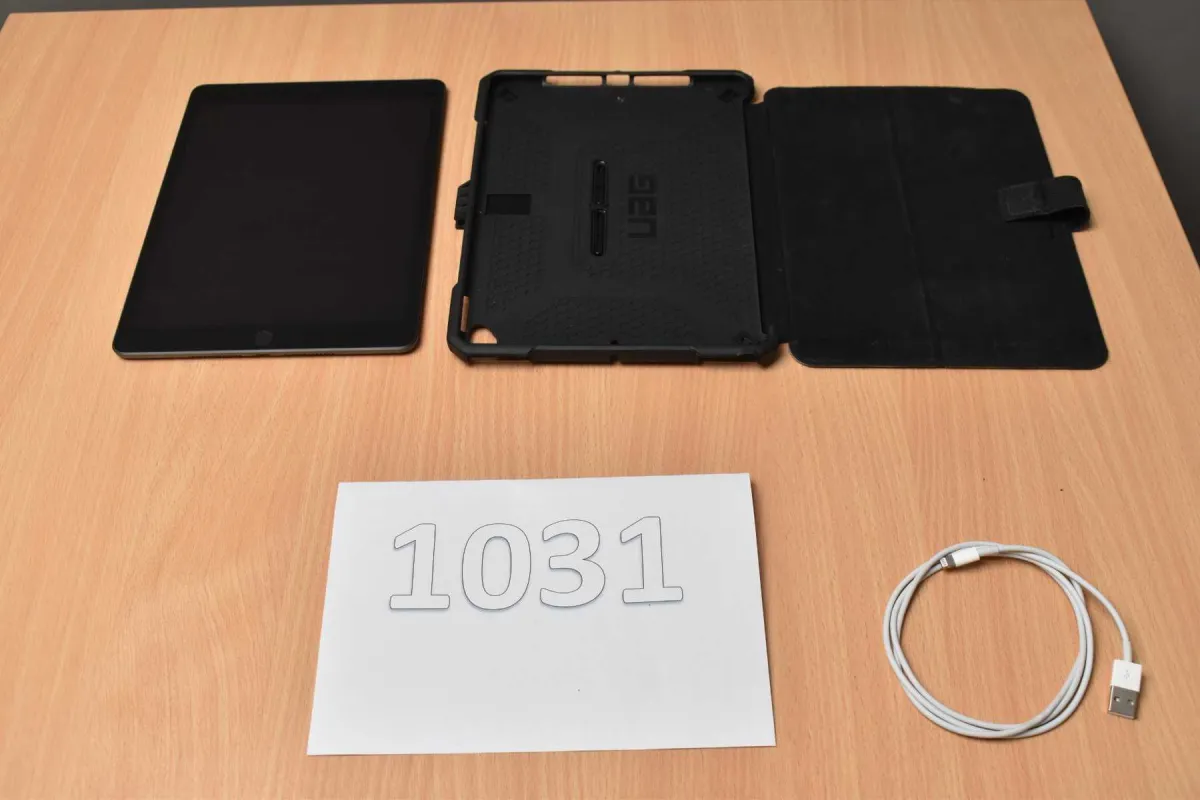 1 Apple iPad 8. generation A2270 32 GB – 10,2" (25,91 cm)