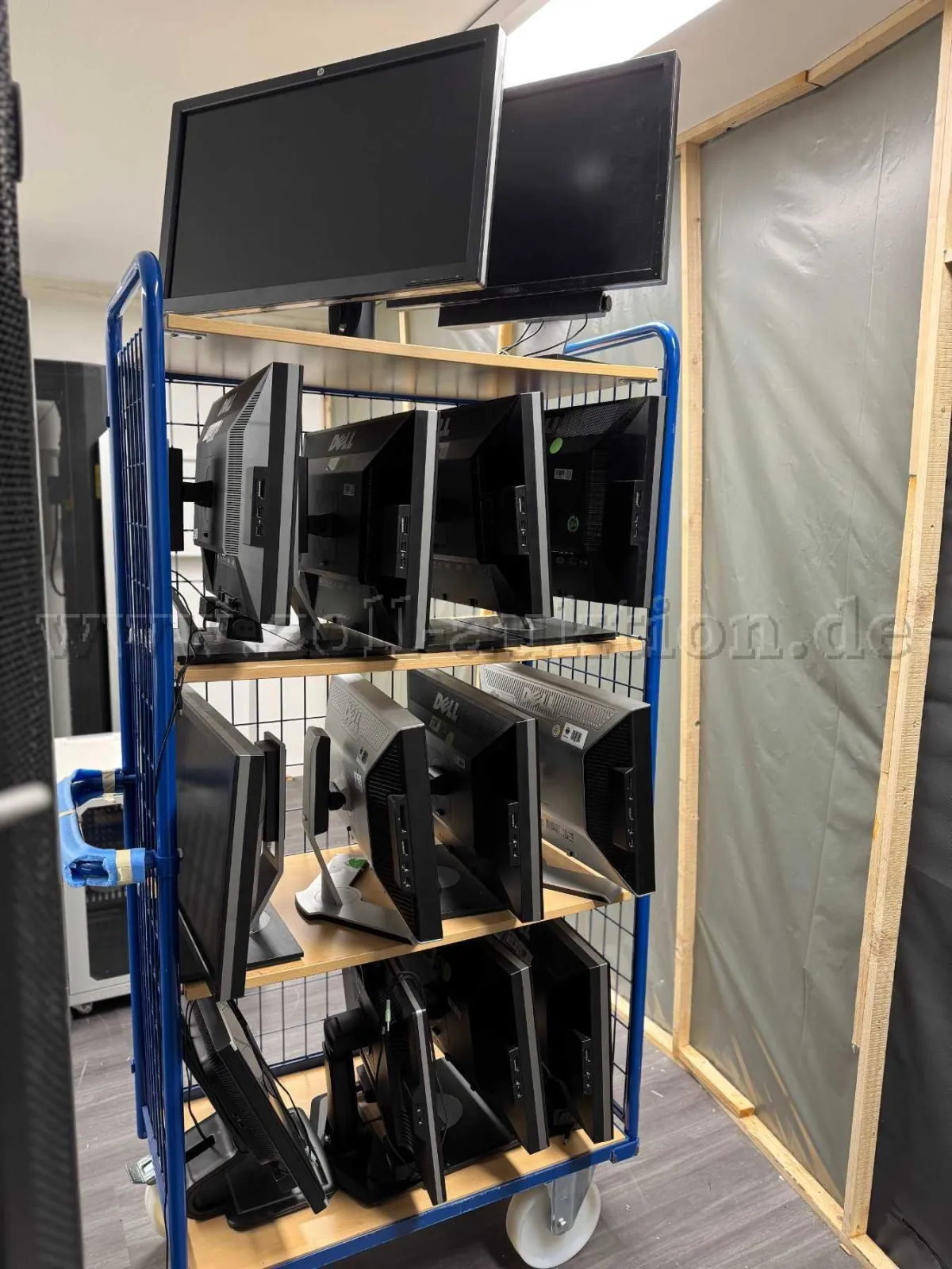 12 台不同显示器，来自 Dell、LG、HP 24 英寸