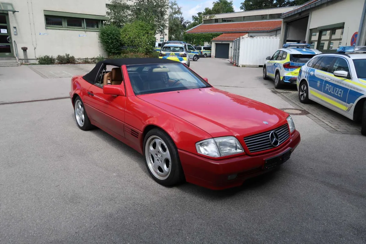 1 Mercedes-Benz 300SL Typ:129, EZ: 08/1990, HU: 07/2028