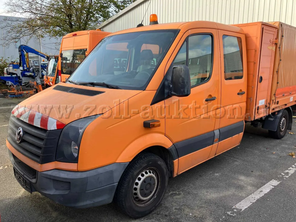 1 辆 VW Crafter 双排座,带设备箱、三向自卸和篷布顶