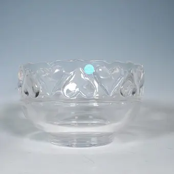 Tiffany & Co. 铅水晶玻璃碗，带心形浮雕，德国，1990年代。