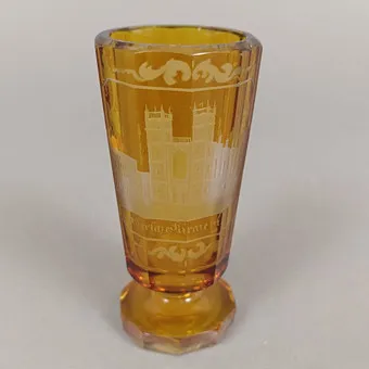 柏林纪念玻璃杯 – 可能为波希米亚，19 世纪中叶，琥珀色玻璃。