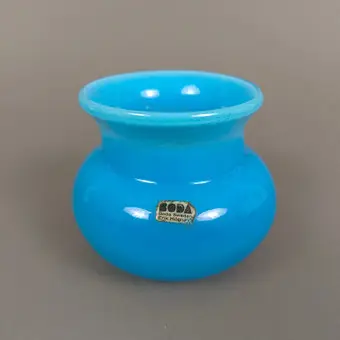 ERIK HÖGLUND. Liten glassvase, Boda, Sverige, opak turkisblått glass.