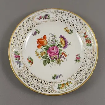 Gjennombrutt tallerken med blomstermaleri – slutten av 1800-tallet/begynnelsen av 1900-tallet, porselen.