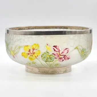 LEGRAS & CIE，新艺术风格花卉装饰碗，冰玻璃，珐琅，白铜边，法国（圣但尼），约1900年，带底标。