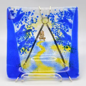 ASTRI VADLA RAVNÅS. Designerglass tallerken, blå-gul-transparent, håndlaget, Norge, ca. 1980-tallet.