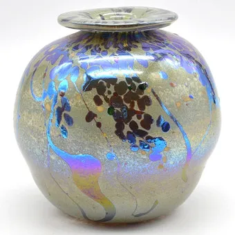 PETER ST. CLAIR, DESIGNVASE, STUDIOGLASS, GRESSKARFORM, IRISERENDE MARMORERING, 1991, SIGNERT.