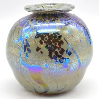 PETER ST. CLAIR, DESIGNVASE, STUDIOGLAS, GRÆSKARFORM, IRISERENDE MARMORERING, 1991, SIGNERET.