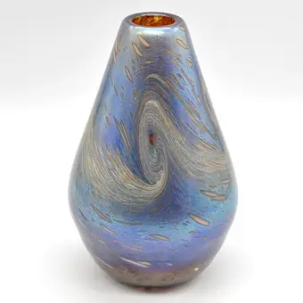 Peter St. Clair，设计师花瓶，工作室玻璃，梨形，虹彩彩虹带漩涡纹，1991年，签名。