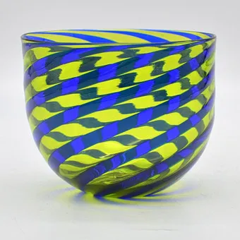 "SVANEKE"设计师花瓶,工作室玻璃,蓝黄色,漩涡图案,丹麦,1995年。