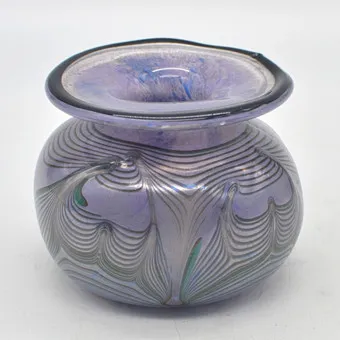 ERWIN EISCH(1927-2022)。花瓶,多层工作室玻璃,虹彩装饰,混合技法,1981年,签名并标注日期。