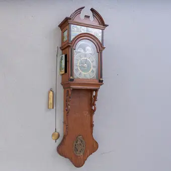 Reloj de pared frisón con pintura tras cristal, siglo XIX.