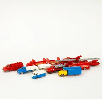 Lote LEGO: entre otros camión cisterna Esso y camiones de bomberos, 2.ª mitad del siglo XX (10).