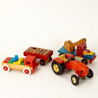 Lote de juguetes de madera: tractor Steiff MAN de madera con remolque / camión Heros y camión grúa de madera, años 1960 (4).