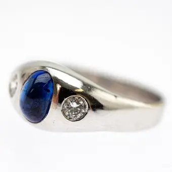 Anillo con zafiro y 2 diamantes.