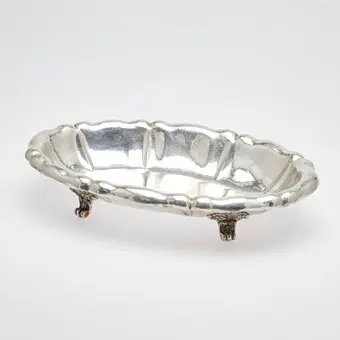 SCHLEISSNER & SÖHNE. كأس بقاعدة على طراز Chippendale، فضة عيار 800، حوالي 1900، هاناو، ألمانيا.