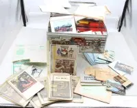 Konvolutt med historiske samlerbilder i en blikkboks