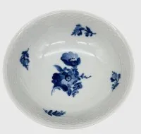 小碗“Royal Copenhagen”蓝色花卉，高5厘米，直径16厘米