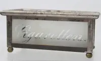 Vintage æske af glas med metalfatning og små kuglefødder til cigaretter.