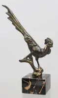 En skridende fasan (eller guldfasan) i art déco-stil af bronze på en firkantet sokkel af året marmor.
