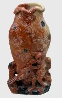皂石花瓶，雕刻有猴子和鸟，高15厘米