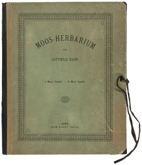 Biologi - Botanik – Hahn, Gotthold. Mosherbarium. I. Musci frondosi, II. Musci hepaticae. Med 90 tørrede mospræparater på 10…