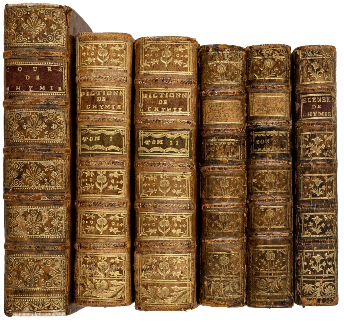 化学 – 4部法国化学著作合集，共6卷。里昂和巴黎，1724-66年。八开本。同时代皮革装帧，带书脊标签和书脊烫金（磨损和磕碰，部分有刮痕，部分书脊铰链开裂）。I. N. Lemery. Cours de Chymie. Douzième édition. 含6幅（1幅折叠）铜版画。里昂，1724年。- 书名页有藏书标记，顶部局部有水渍。- II. P.-J. Macquer. Elemens de Chymie-Pratique. 2卷。含2