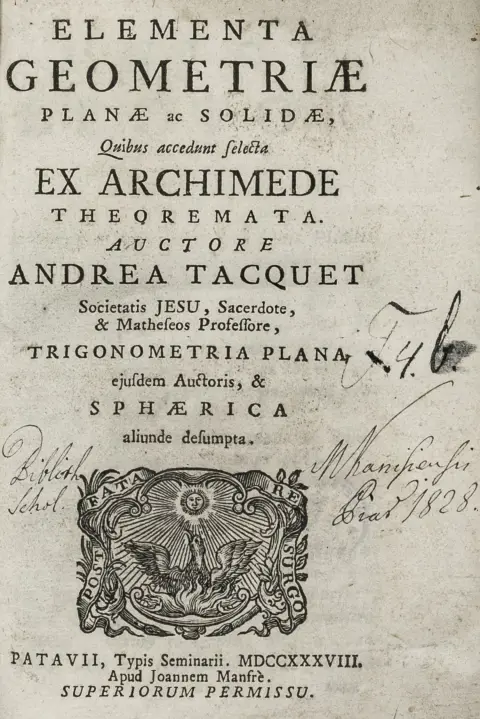 Med 17 foldede kobberstikk. Padua, Manfrè, 1738. 8 bl., 364 s. 17 x 11 cm. Samtidig skinnbind (restaurert ved kapitelene).
