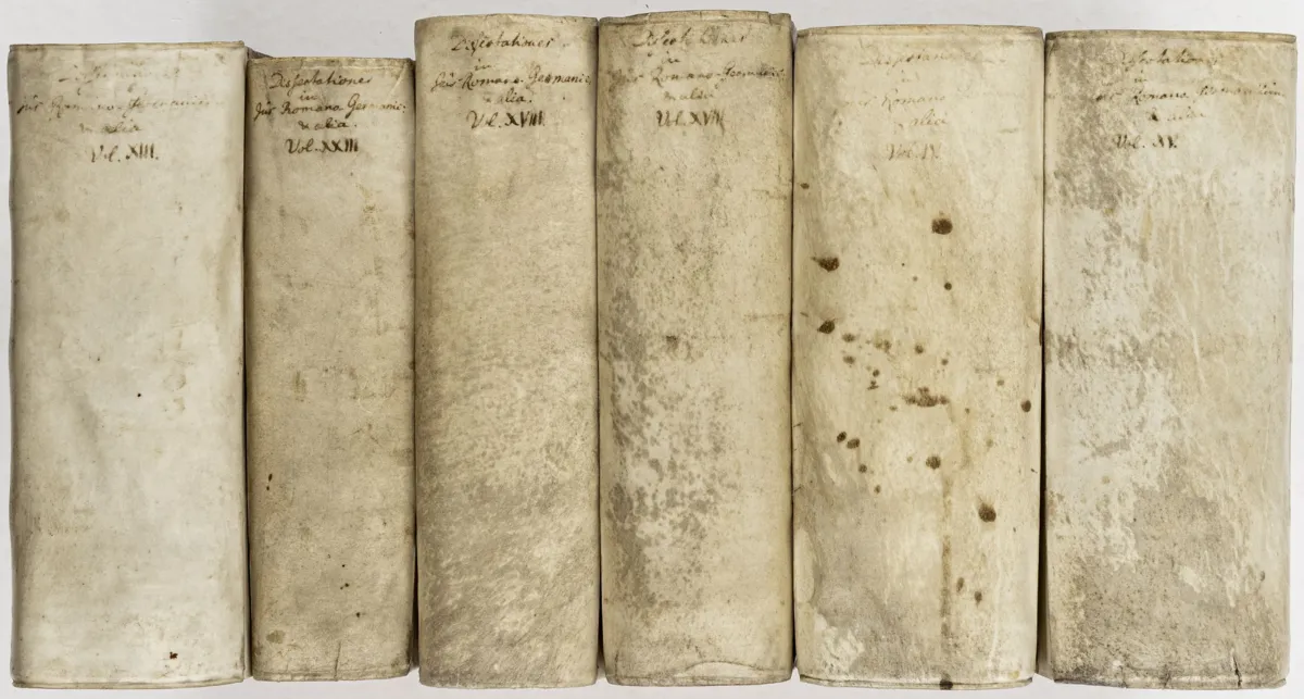法学 – 6卷合集，收录大量论文和学位论文。不同出版地，大多约1745年。22 x 17,5厘米。…
