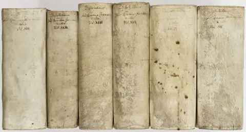 Retsvidenskab – 6 samlebind med talrige afhandlinger og dissertationer. Forskellige tryksteder, mest omkring 1745. 22 x 17,5 cm.…